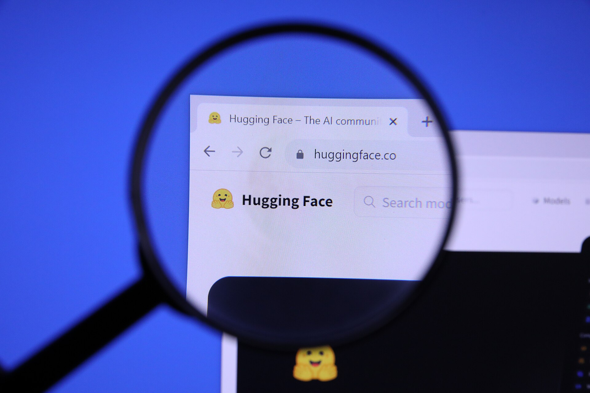 Сайт Hugging Face под увеличительным стеклом